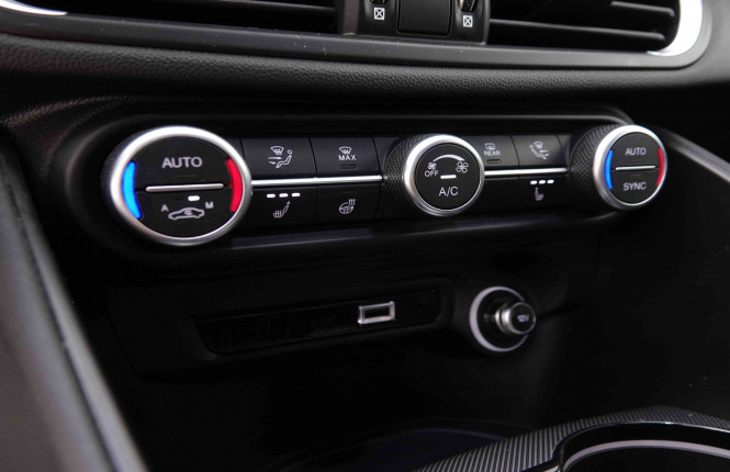 ALFAROMEO_ALFAROMEO_GIULIA_2549192_12.jpg
