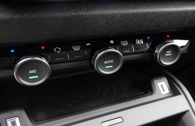 CITROEN_CITROEN_C4_2550949_13.jpg CITROEN_CITROEN_C4_2550949_13.jpg