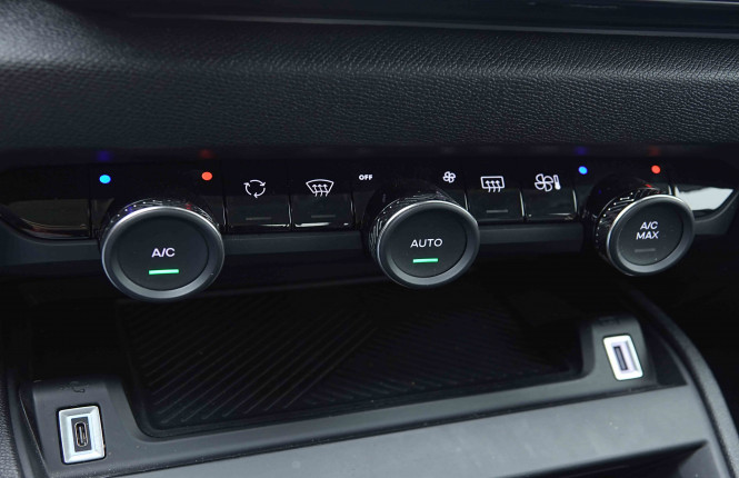 CITROEN_CITROEN_C4_2655528_14.jpg CITROEN_CITROEN_C4_2655528_14.jpg