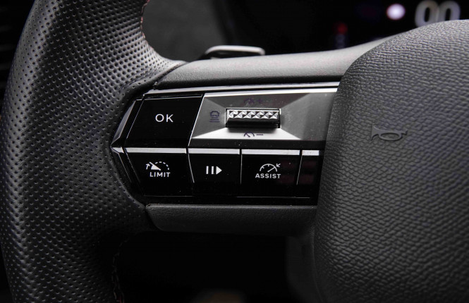 DS_DS_DS4_2550416_18.jpg DS_DS_DS4_2550416_18.jpg