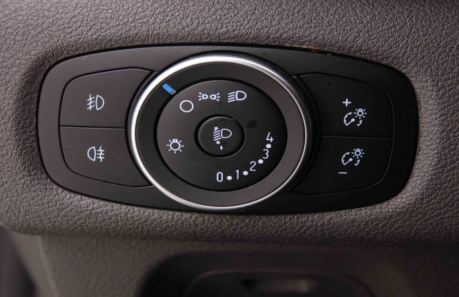 FORD_FORD_TRANSITCUS_2549449_10.jpg