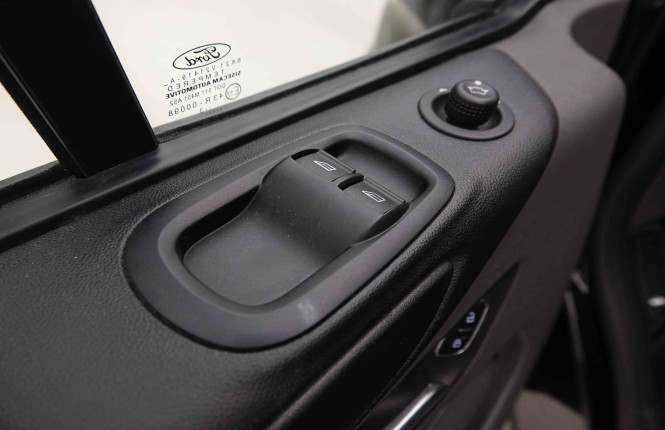 FORD_FORD_TRANSITCUS_2549449_19.jpg