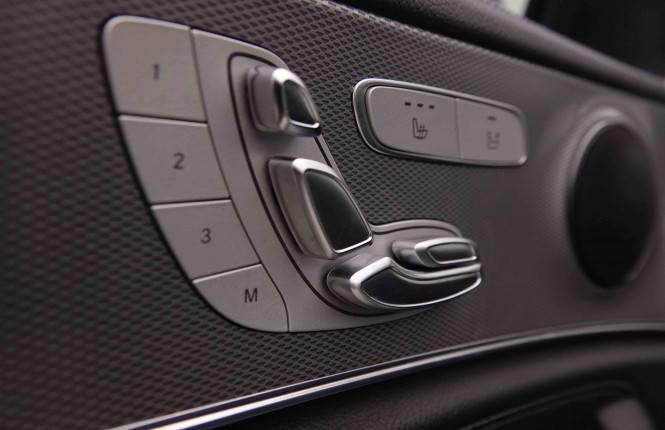 MERCEDES_MERCEDES_EKLASSE_2549663_26.jpg