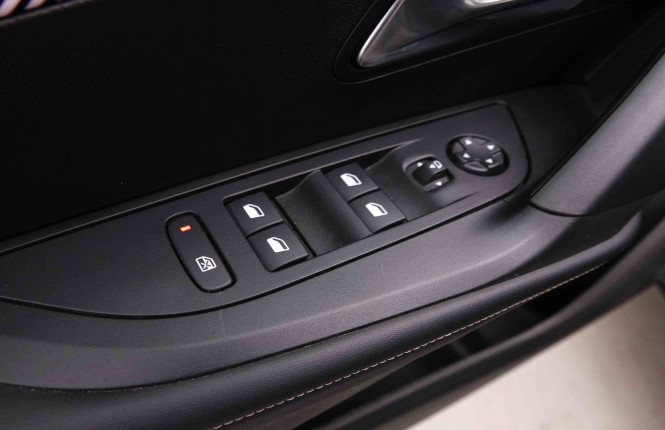 PEUGEOT_PEUGEOT_2008_2551297_17.jpg
