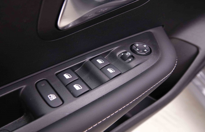 PEUGEOT_PEUGEOT_208_2548525_19.jpg