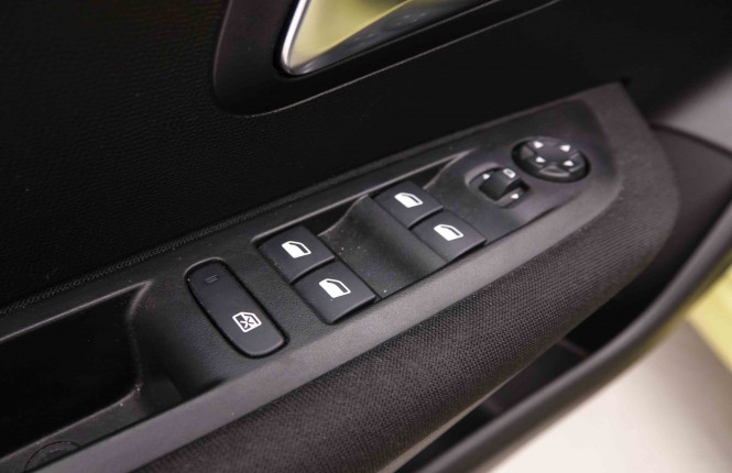 PEUGEOT_PEUGEOT_208_2550352_18.jpg PEUGEOT_PEUGEOT_208_2550352_18.jpg