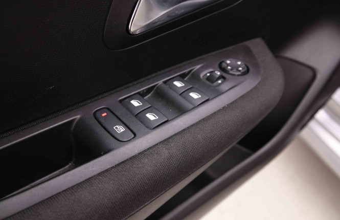 PEUGEOT_PEUGEOT_208_2550355_19.jpg PEUGEOT_PEUGEOT_208_2550355_19.jpg