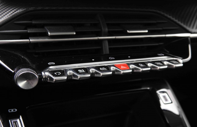 PEUGEOT_PEUGEOT_208_2550361_13.jpg