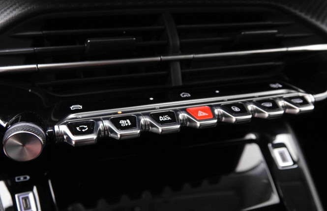 PEUGEOT_PEUGEOT_208_2550382_12.jpg