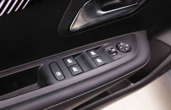 PEUGEOT_PEUGEOT_208_2550384_19.jpg PEUGEOT_PEUGEOT_208_2550384_19.jpg