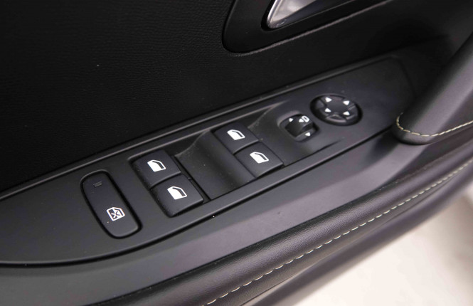 PEUGEOT_PEUGEOT_E_208_2550759_20.jpg