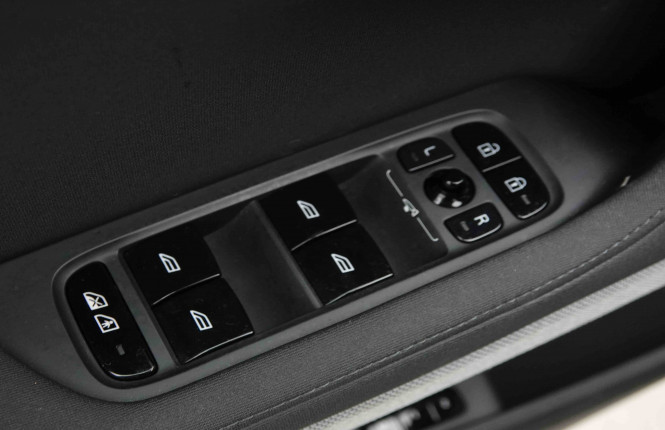 POLESTAR_POLESTAR_2_2653701_19.jpg