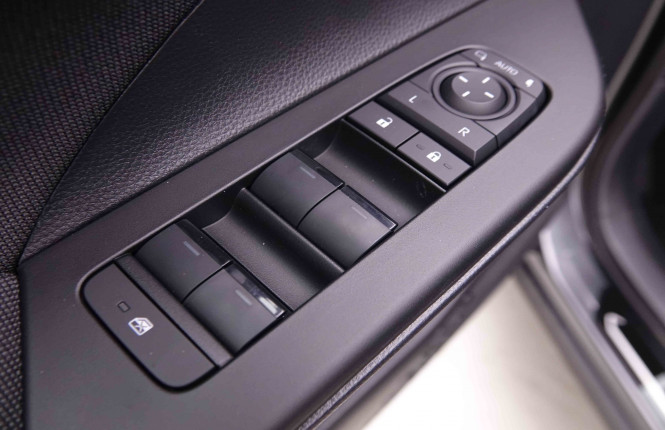 TOYOTA_TOYOTA_C_HR_2547875_18.jpg