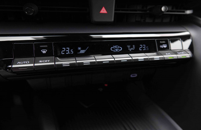 TOYOTA_TOYOTA_C_HR_2550786_11.jpg