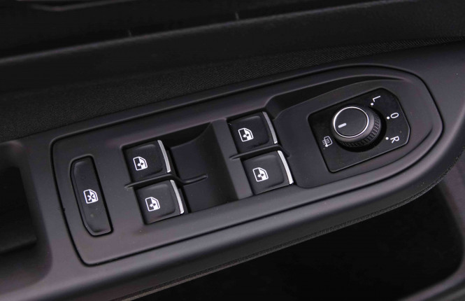 VOLKSWAGEN_VOLKSWAGEN_GOLF GTI_2548118_23.jpg