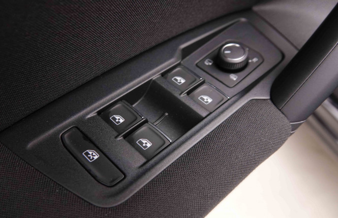 VOLKSWAGEN_VOLKSWAGEN_TIGUAN_2549748_20.jpg
