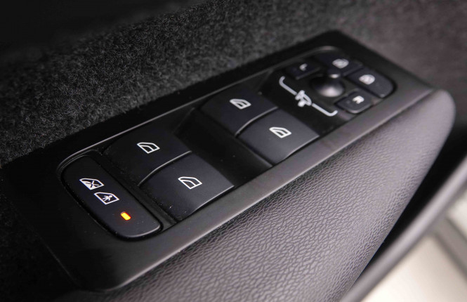 VOLVO_VOLVO_C40_2549591_23.jpg