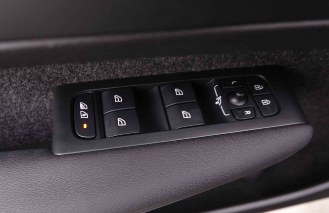 VOLVO_VOLVO_XC40_2548691_20.jpg