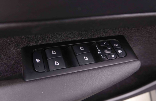 VOLVO_VOLVO_XC40_2548720_20.jpg