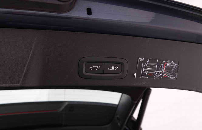 VOLVO_VOLVO_XC40_2548720_6.jpg