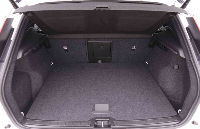 VOLVO_VOLVO_XC40_2549323_5.jpg