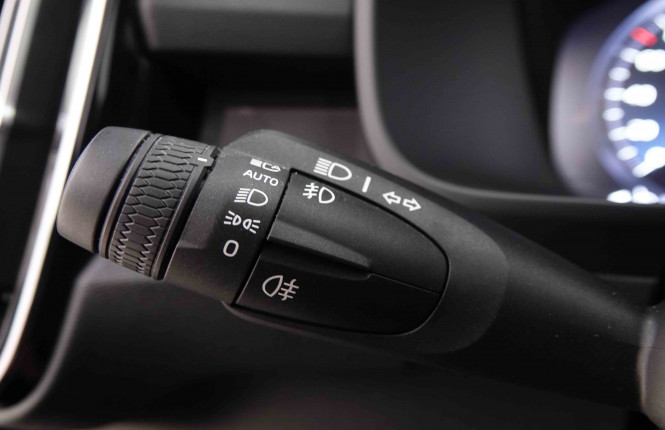 VOLVO_VOLVO_XC40_2549537_16.jpg