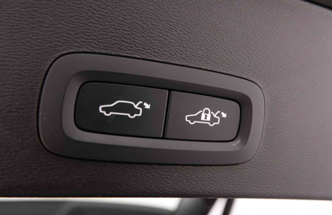 VOLVO_VOLVO_XC40_2549537_6.jpg
