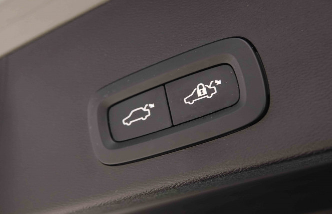 VOLVO_VOLVO_XC40_2549599_6.jpg