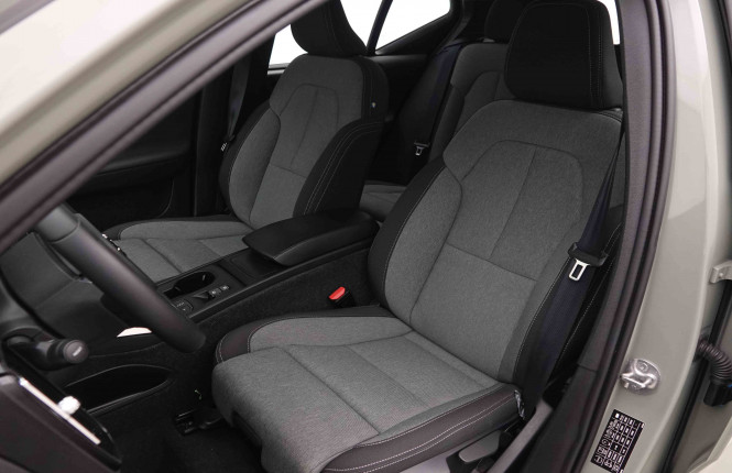 VOLVO_VOLVO_XC40_2549599_7.jpg
