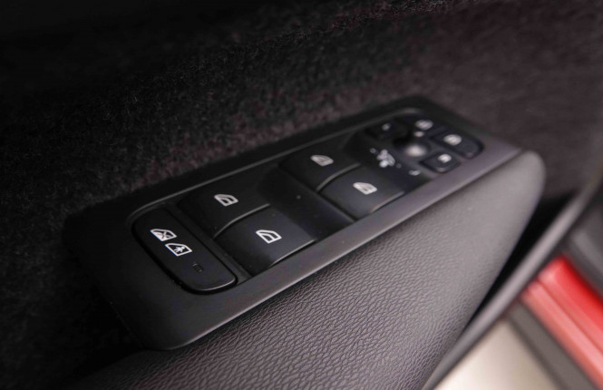 VOLVO_VOLVO_XC40_2549602_21.jpg