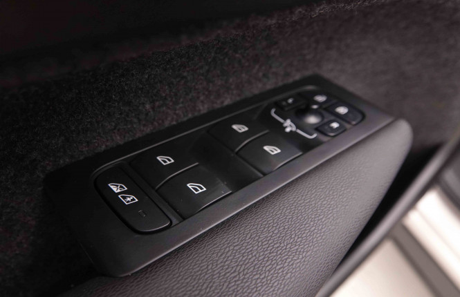 VOLVO_VOLVO_XC40_2549603_22.jpg