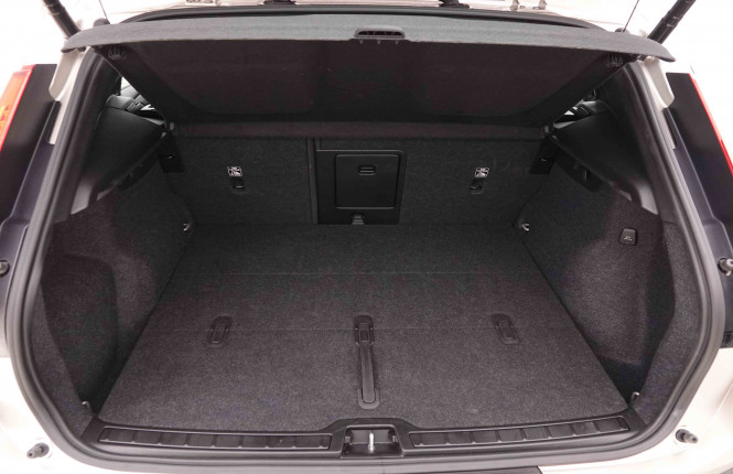 VOLVO_VOLVO_XC40_2549603_5.jpg