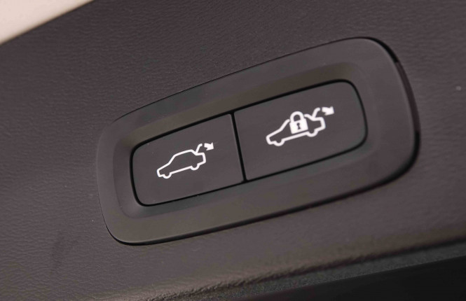 VOLVO_VOLVO_XC40_2549603_6.jpg