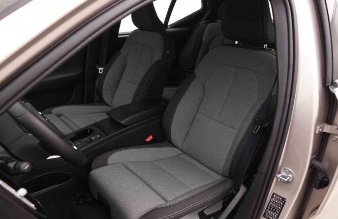 VOLVO_VOLVO_XC40_2549603_7.jpg
