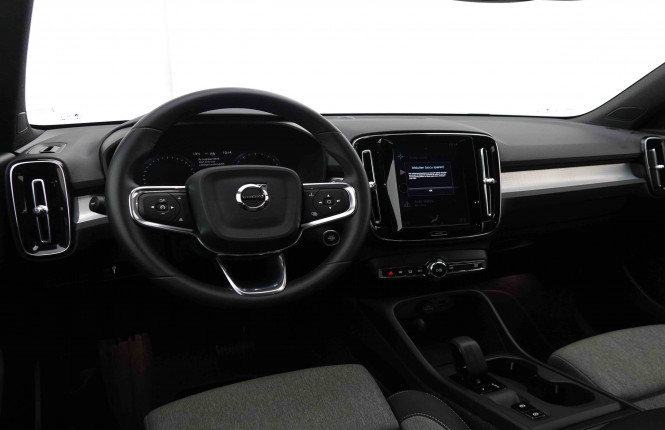 VOLVO_VOLVO_XC40_2551716_8.jpg